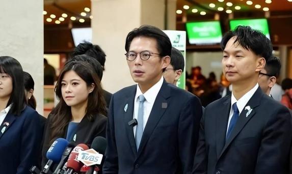 窜访日本结束后，黄国昌向大陆和国民党喊话，馆长罕见说重话。台独全部冒头，窜访日本