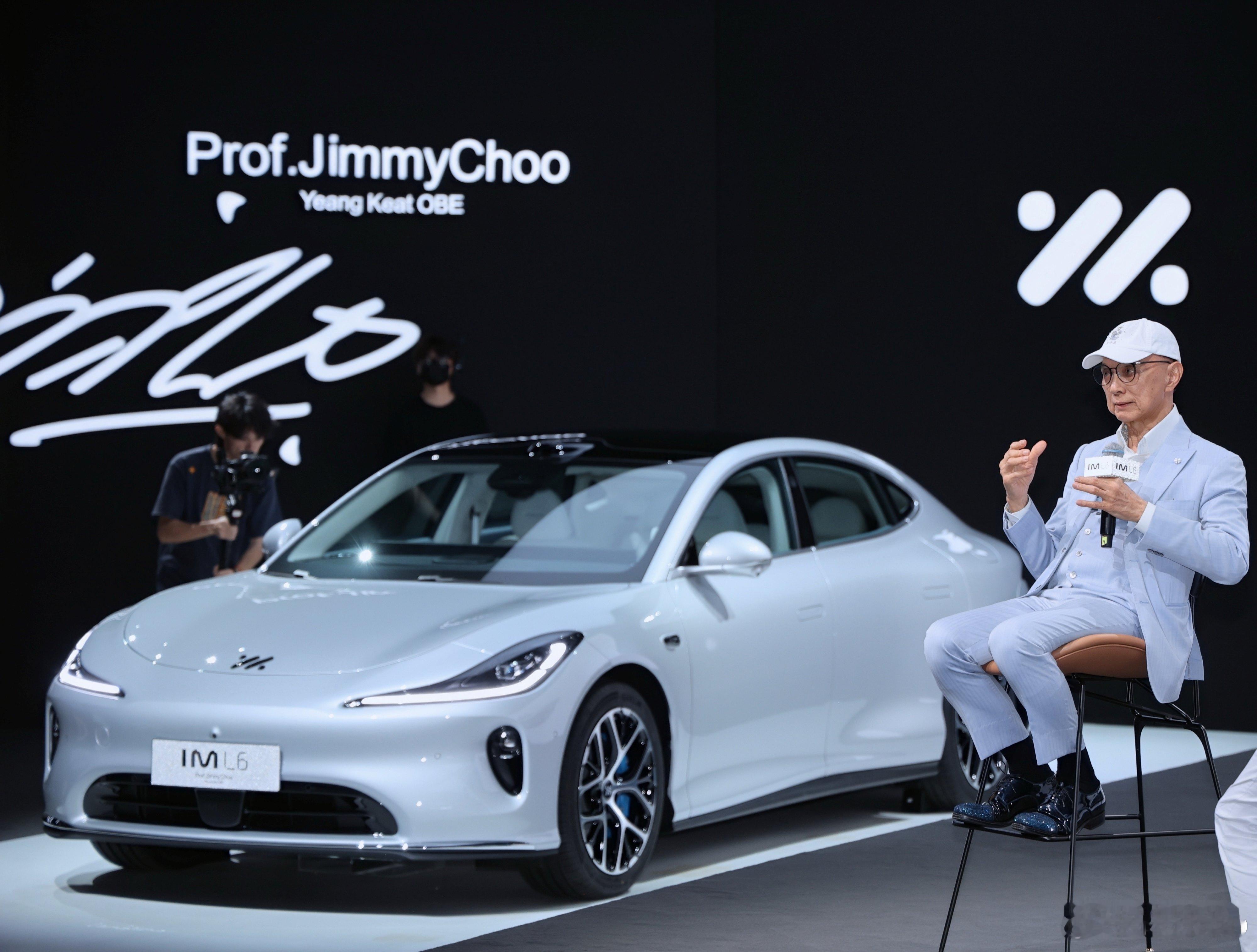 全新一代智己L6正式预售，标准版21.99万起。Prof. JimmyChoo高
