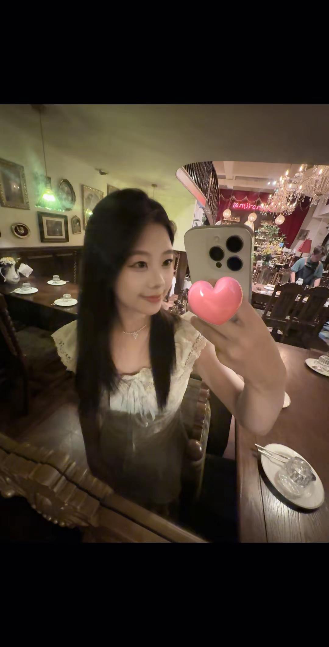 哭包小姐 展现佳 我依然相信人生而独行 不过旅途之中 我已遇同路人张凌赫