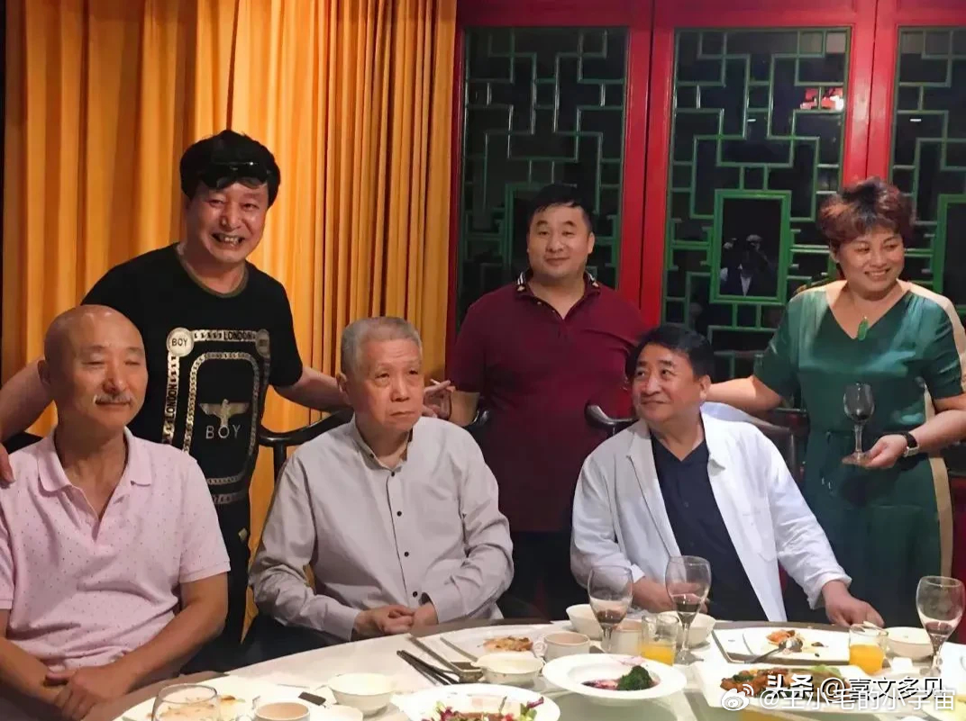 难得一见，陈佩斯、姜昆、马未都的合影，谁年龄最大？答案令人意外。这三位，都是各自