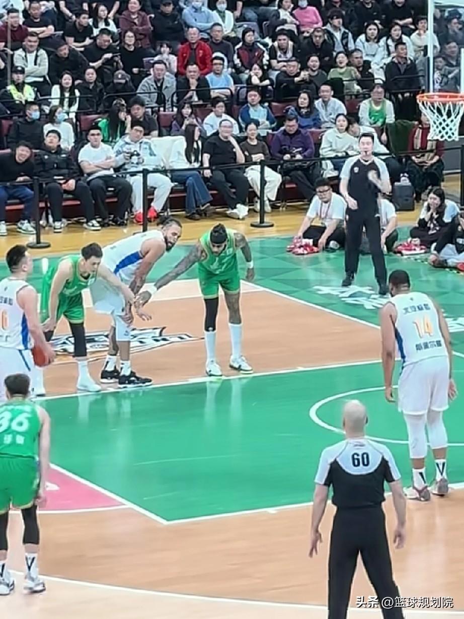 大莫这点子就是多，给麦基整不会了！

大莫真是辽宁男篮球迷的大活宝，在上场比赛中