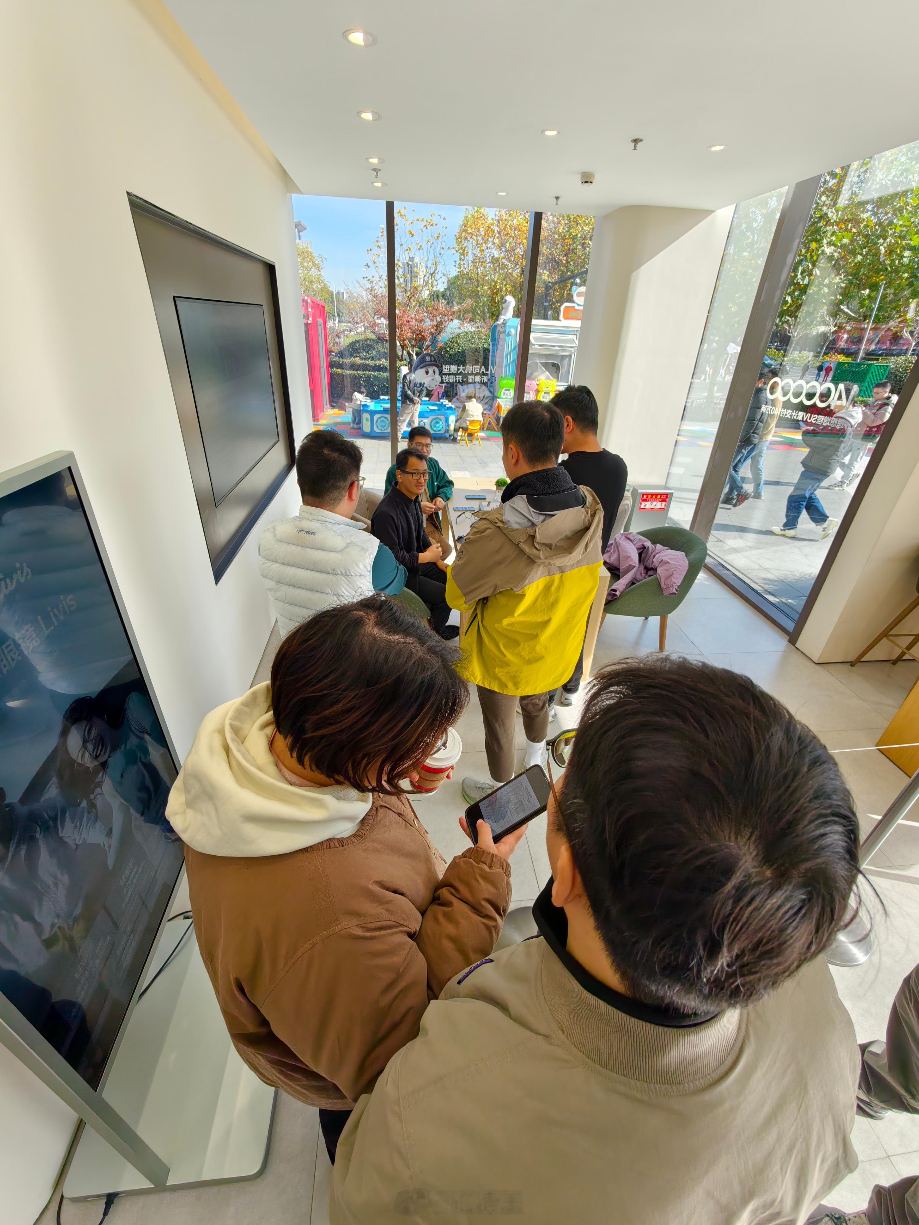 中午去店里体验了下Livis眼镜。首先要批评的是，这次首发准备明显不足，整个上海