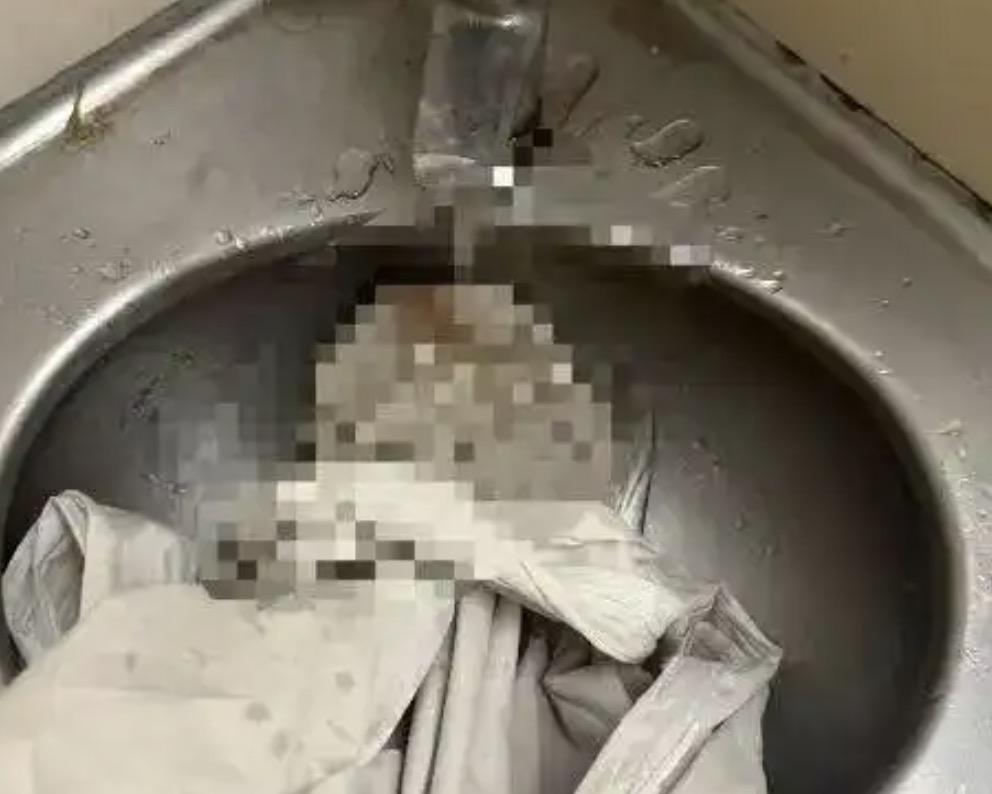 女子坐火车突来大姨妈，导致卧铺床单被弄脏，工作人员按照规定进行处理，要求其清洗或