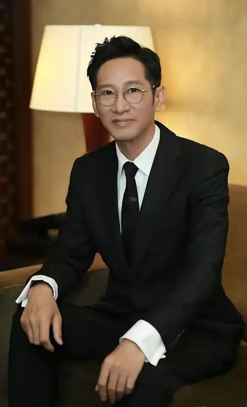 演员王劲松，今年已然五十八岁，终身未婚，膝下也没有一儿半女。面对记者晚年归宿的提