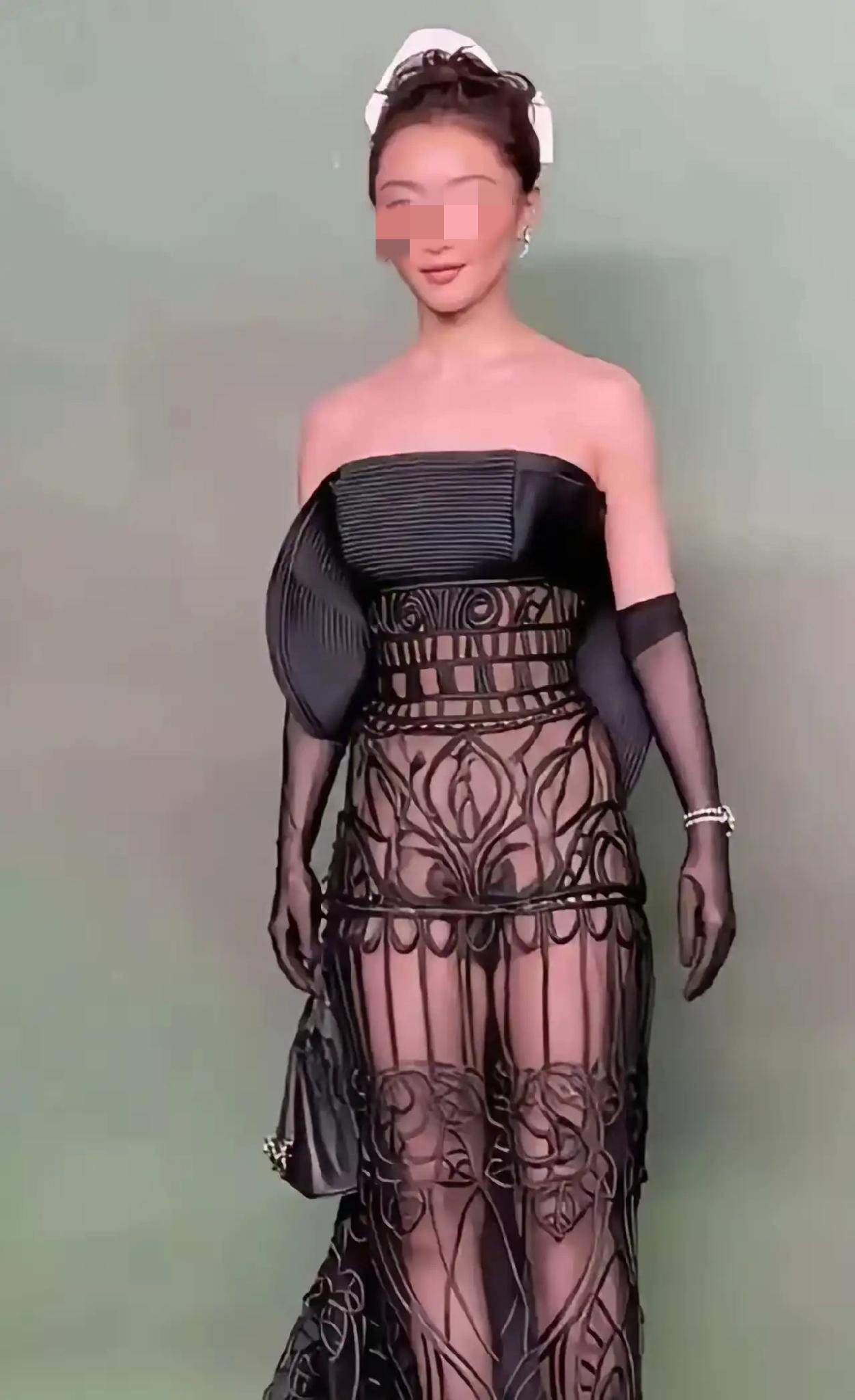 敢赌三山五岳
这条鱼网美裙
除了美女能穿
天下无人敢试