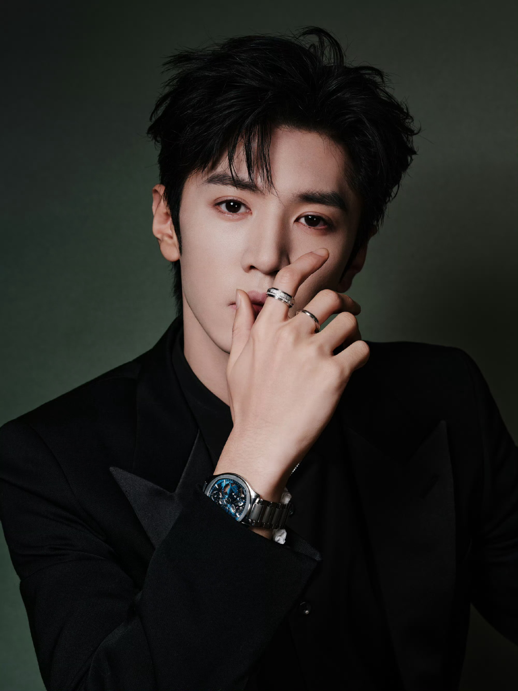 陈哲远 × PIAGET伯爵「优雅亦不羁」限时体验展活动造型大片，一袭 lanv