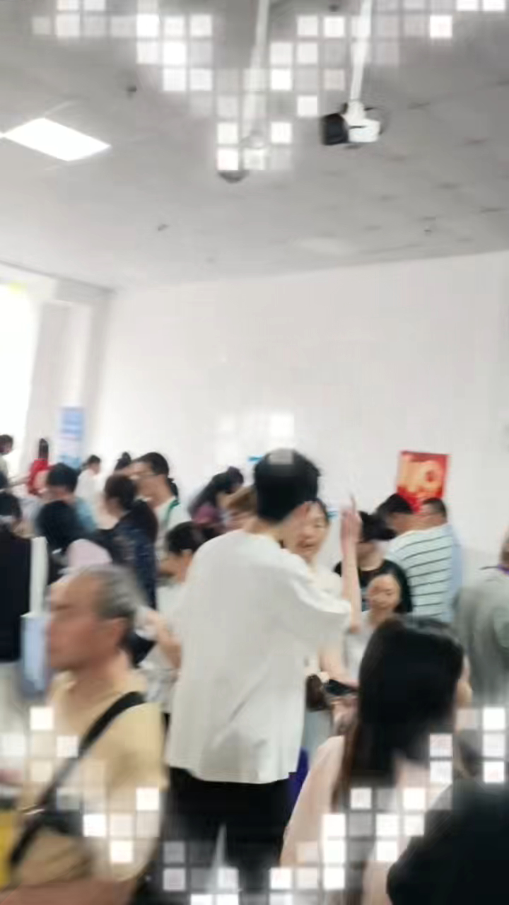广州考生填志愿有自己的搭子高招会现场不少考生直接带着千问整理的院校清单来咨询高校