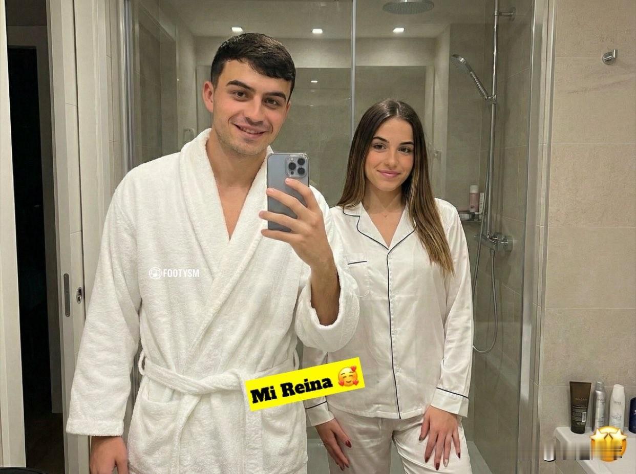 巴塞罗那足球俱乐部中场球员佩德里和女友！
佩德里配文：“我的女孩在炫耀她🥰🥰