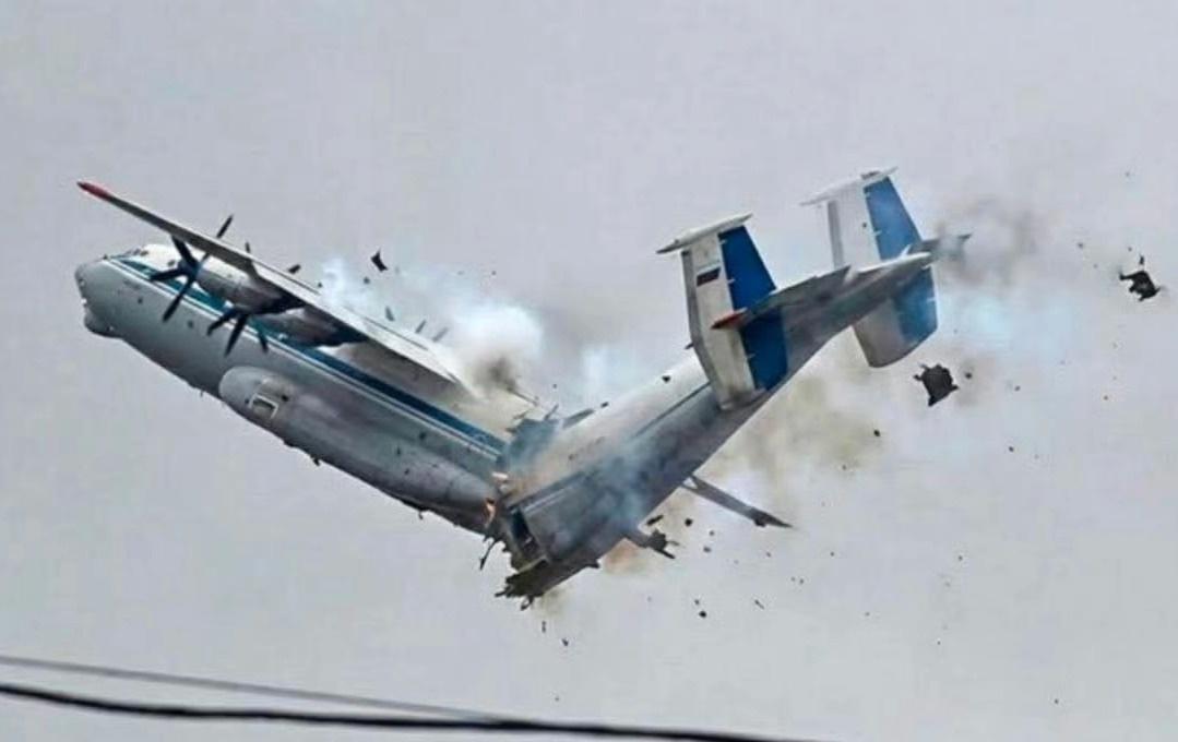 俄罗斯唯一一架安-22运输机在俄罗斯伊万诺沃州坠毁的现场视频。画面显示，在坠毁前