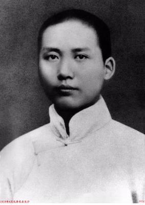 不能只让有钱人当选。毛主席在100多年前，就关注了这个问题。1921年4月25日
