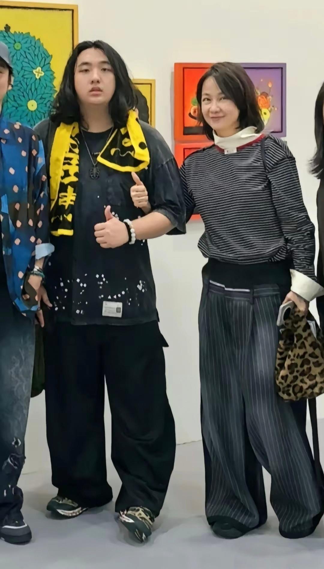 吴镇宇儿子和妻子最新同框，费曼脖子搭毛巾变帅了，王丽萍气质好 ​​​