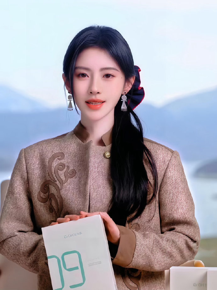 鞠婧祎穿老奶奶衫鞠婧祎穿老年装 鞠婧祎穿老年装 我勒个超绝美脸 