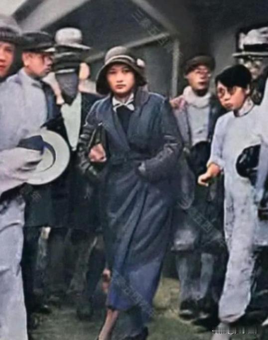 1931年宋庆龄母亲去世，宋庆龄从欧洲返回上海奔丧，刚一下火车，无意间被人拍到这