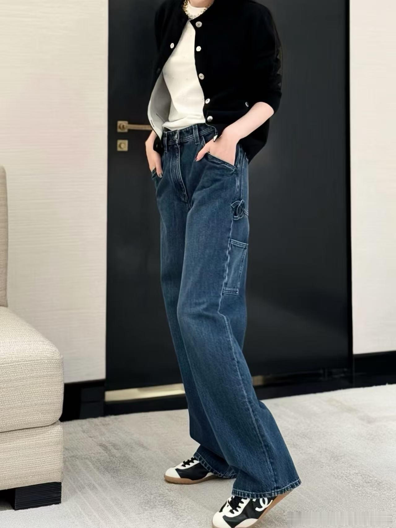 Chanel 工装牛仔裤，水洗丹宁面料，高腰直筒版型，修饰腿型超显瘦✨。侧边双C