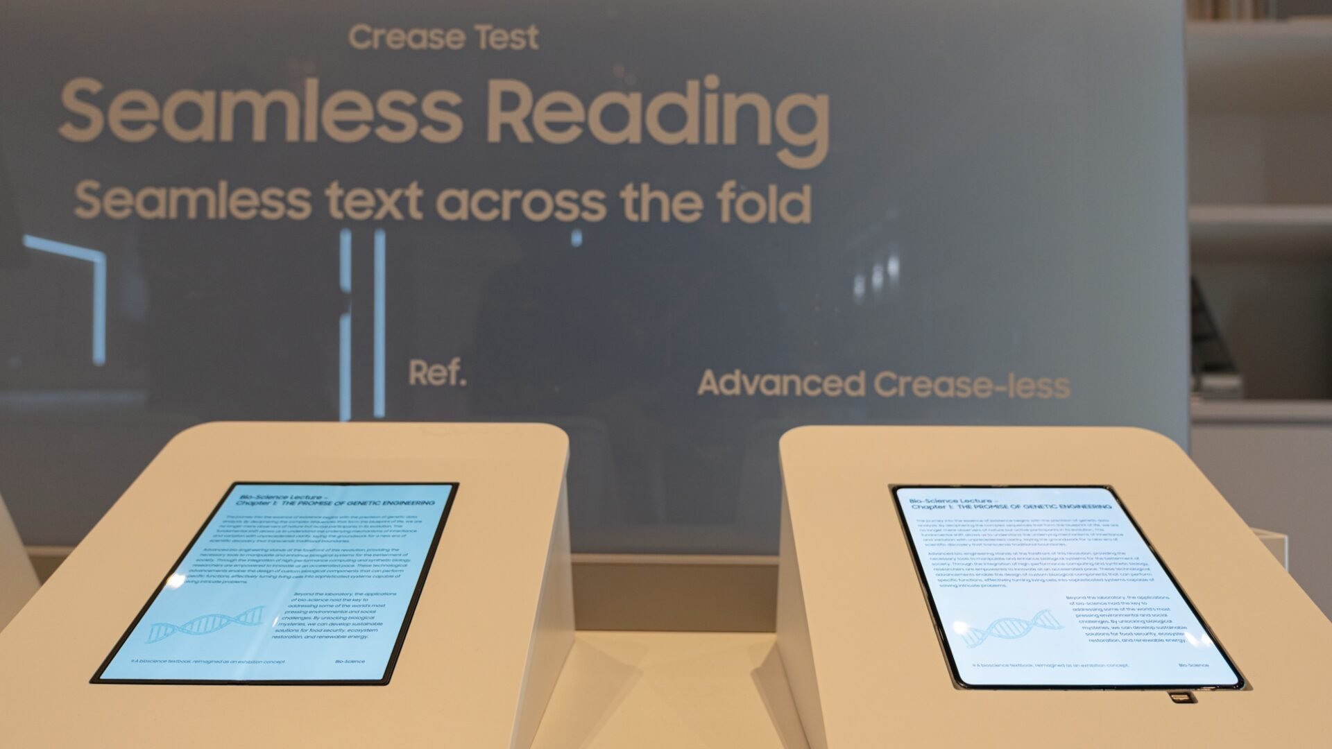 问了内部人，右边这块屏是用于三星Galaxy Z Fold8的，演示设备是Gal