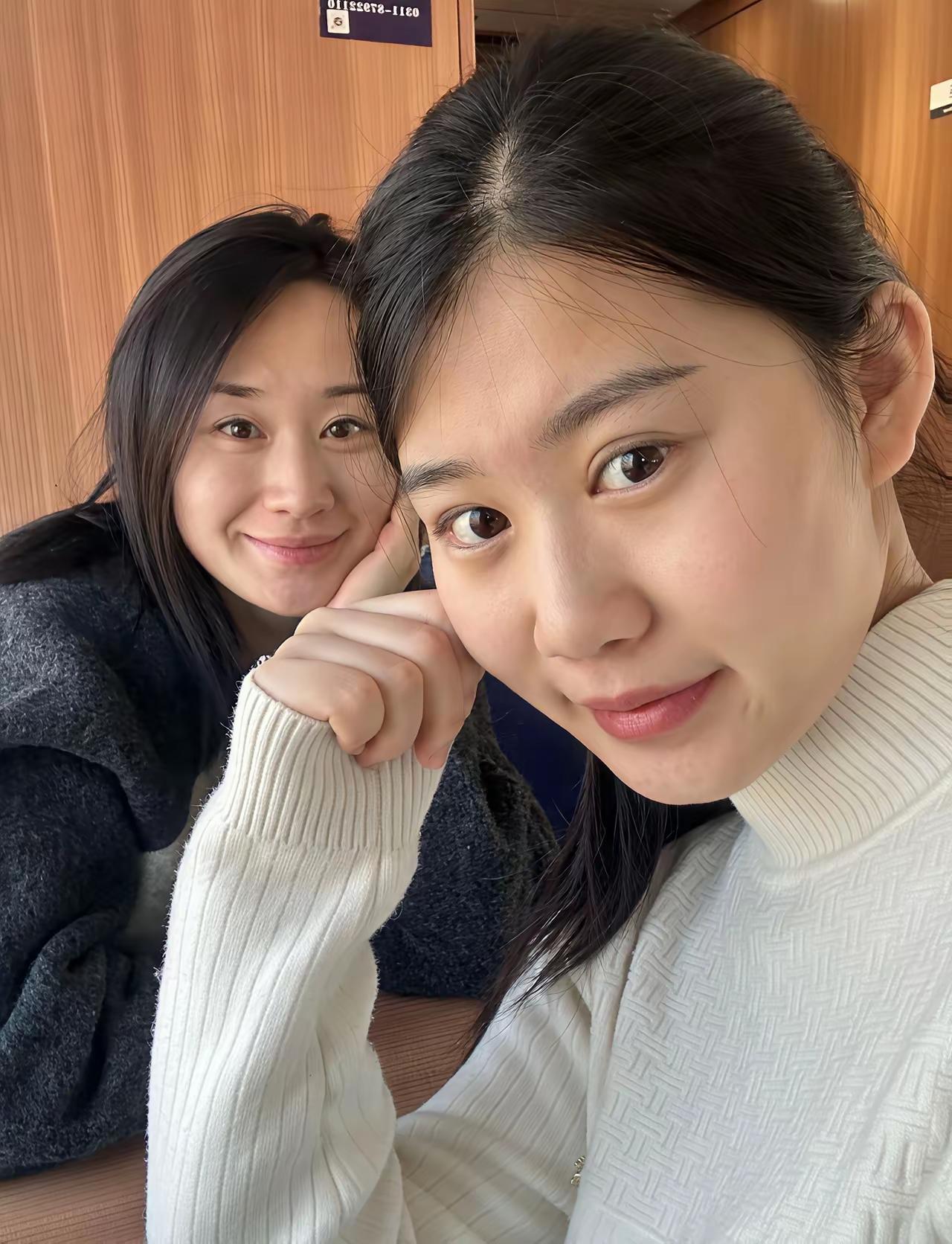 考考你们的眼力，告诉我，哪个是姐姐？能看出来算你赢！