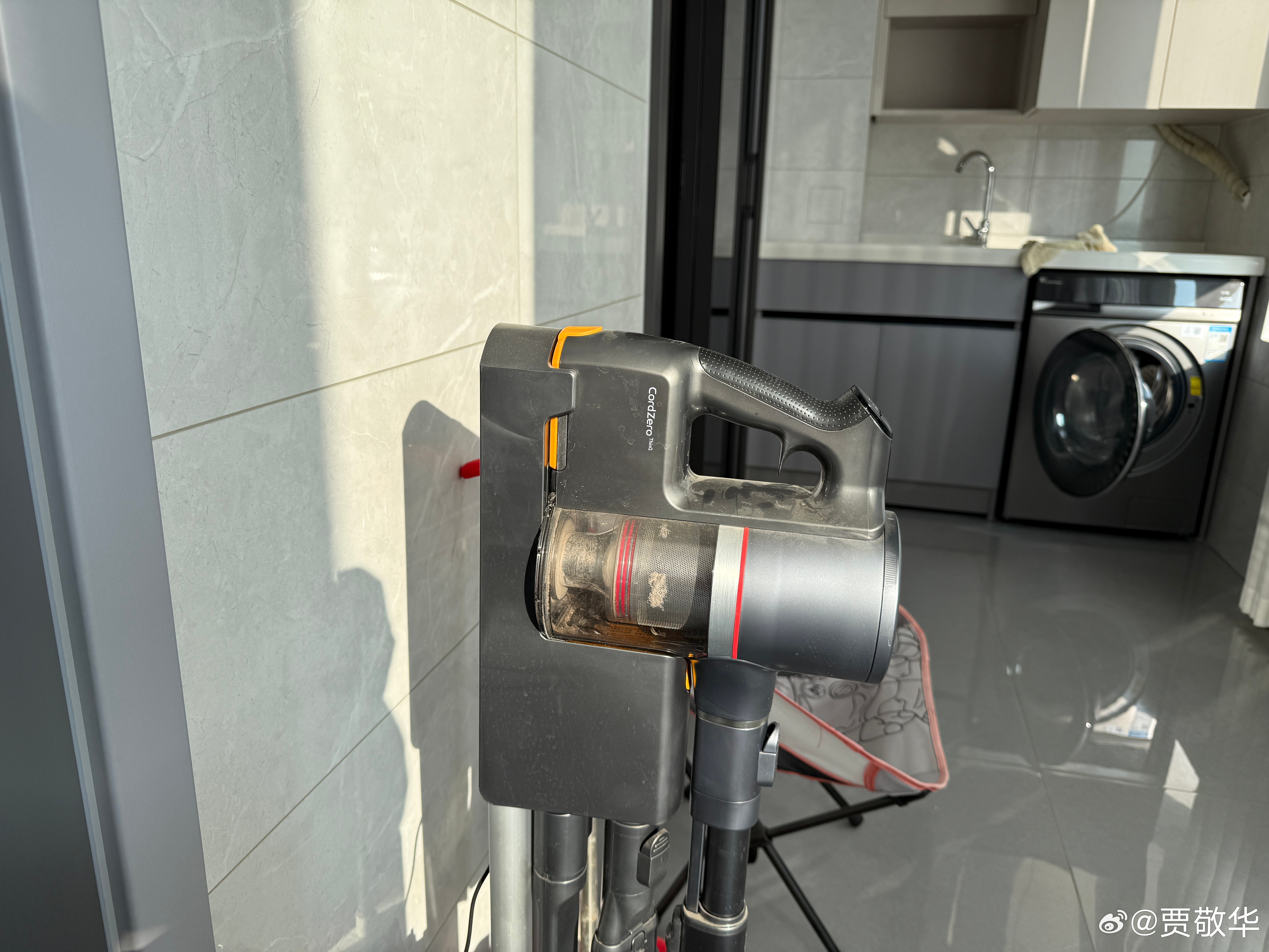  分享个小技巧，内置电池的吸尘器，或者是扫地机器人，最好不要放在阳台上，不然电池