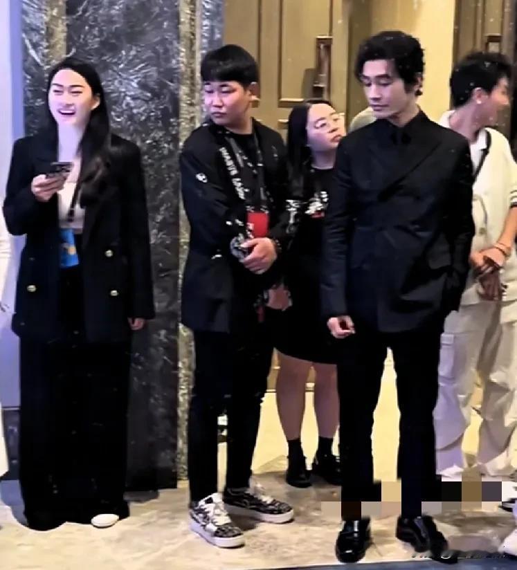 金鸡奖闭幕式上，黄晓明身着得体的西装，帅气亮相。在现场表现出极佳的情绪管理能力，