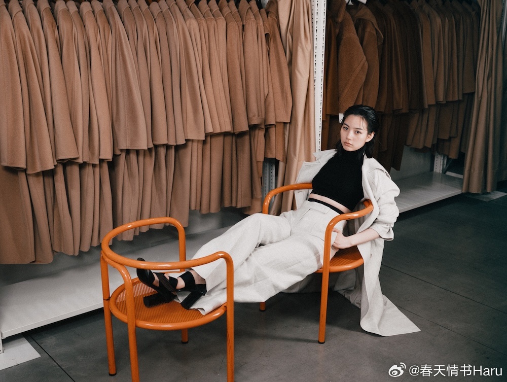 一组能年玲奈为MAX MARA拍摄的照片 