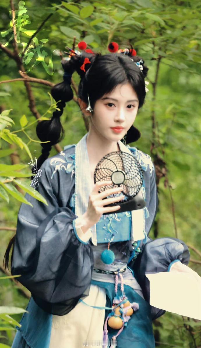 鞠婧祎灯笼辫双马尾 鞠婧祎灯笼辫双马尾真的是又灵动又可爱！又给我们带来新的造型了