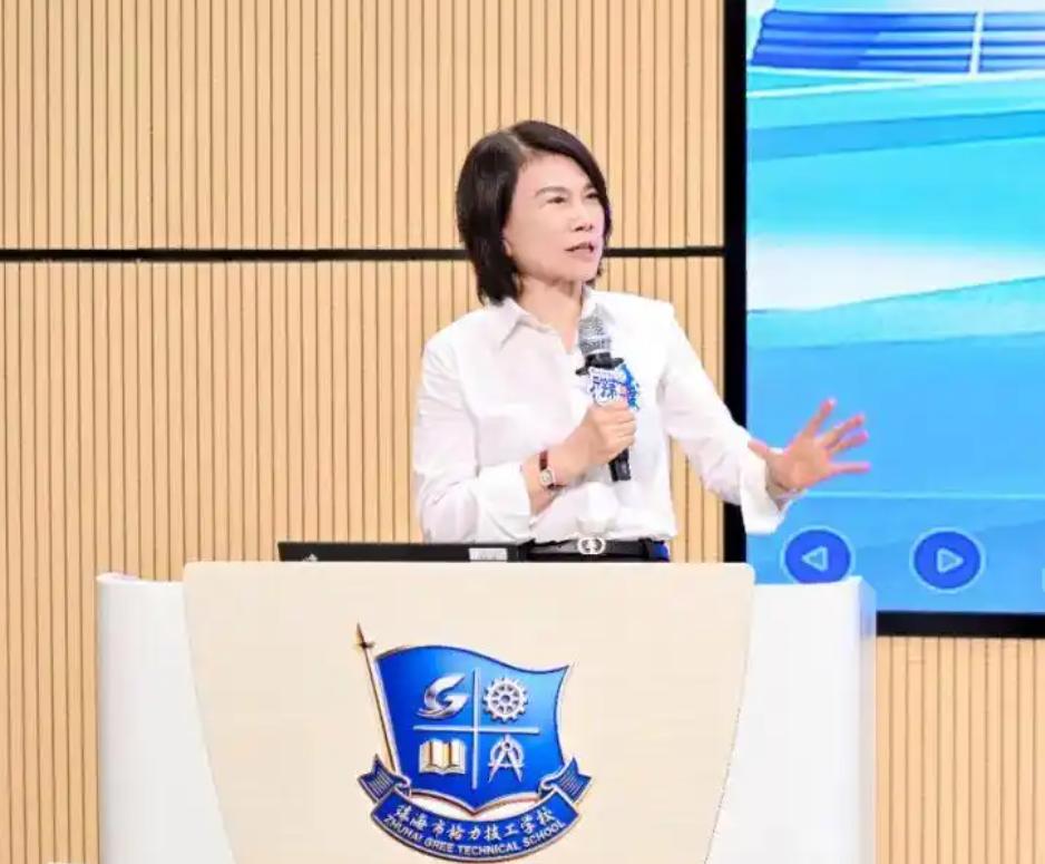 72岁被喊奶奶，董明珠很不高兴。

换成刘晓庆被叫奶奶，估计也不高兴。

格力技