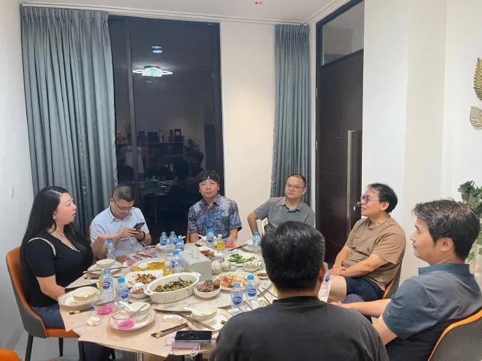 印尼市场的赛道机会与风险合规：
消费市场
印尼底层人群基数大，中高端市场崛起，前