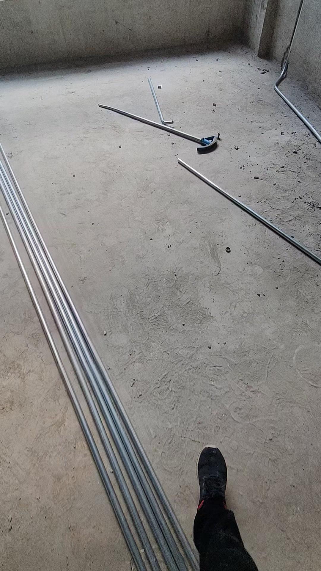 1️⃣量尺寸：先确定盒子离地面高度，取88公分，在68公分处做标记，要对着弯管器