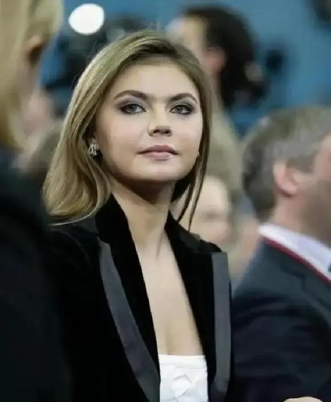 西方情报机构现在连做梦都能笑醒！
 
12月19日在莫斯科的年度盘点活动现场，普