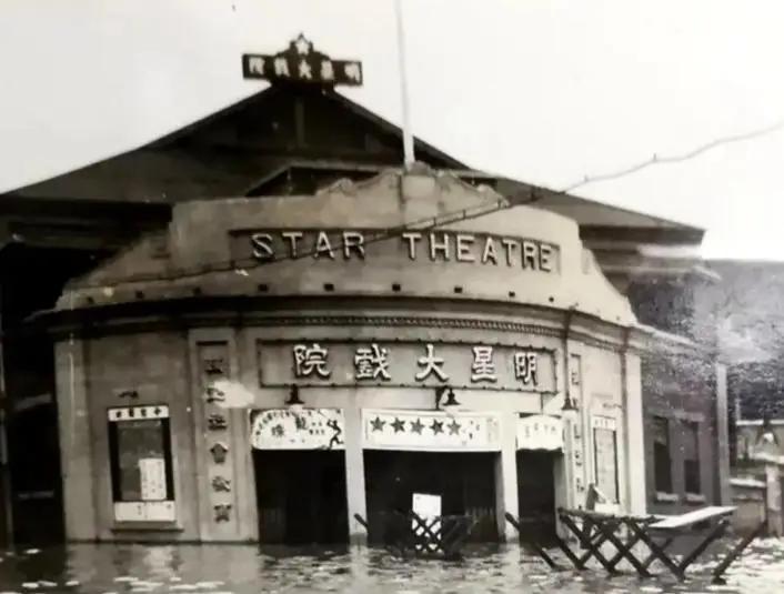 1942年，西北军阀头目之一的马步青在兰州的戏院看上一个有妇之夫的秦腔女演员后，
