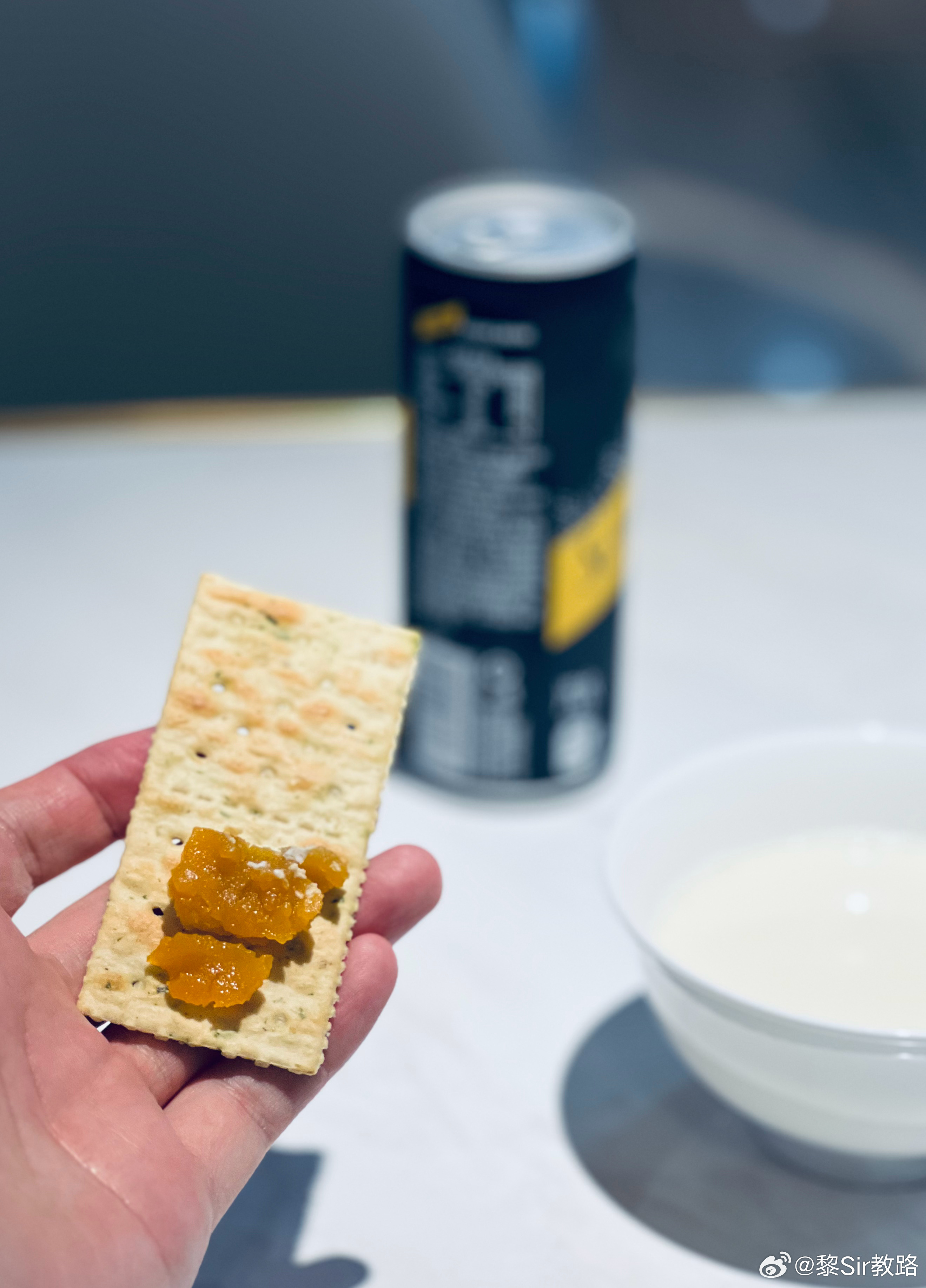南航休息室选的梳打饼不错的，再自己动手加些咸蛋黄，美味是可以自己动手的。 
