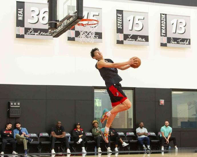 选秀大会在即！李凯尔微博晒崔永熙照片：加油啊小崔#李凯尔##崔永熙##NBA# 