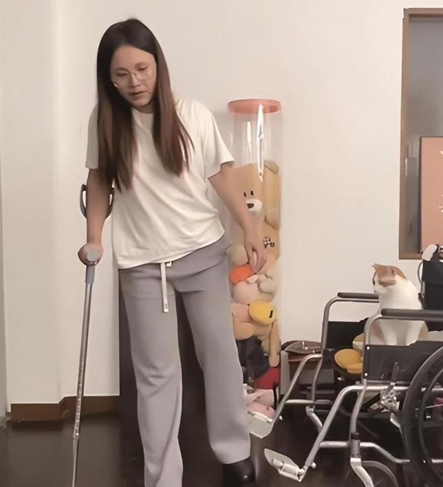 浙江95后女孩，不幸患上“不死癌症”，父母抛弃了她，女孩不认命，坐轮椅一天打3份