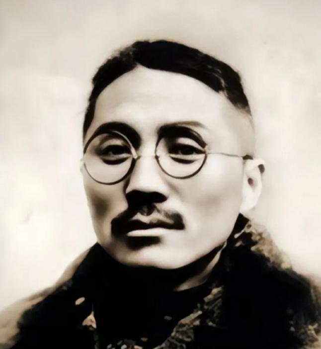 1923年的一天，一个姑娘被几个流氓大汉围堵，危急之际，王亚樵出手打跑了那群流氓