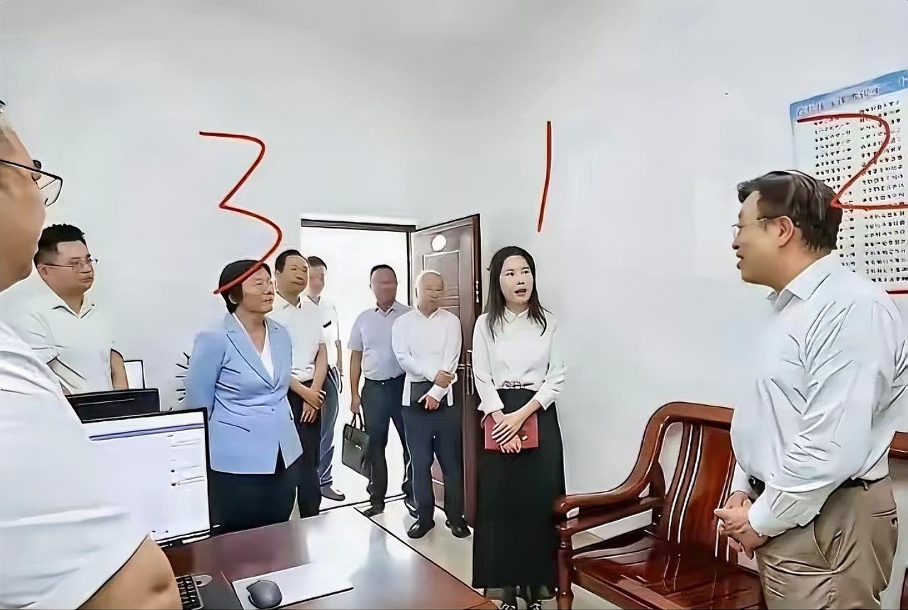 那个是领导，
看一眼基本就知道了