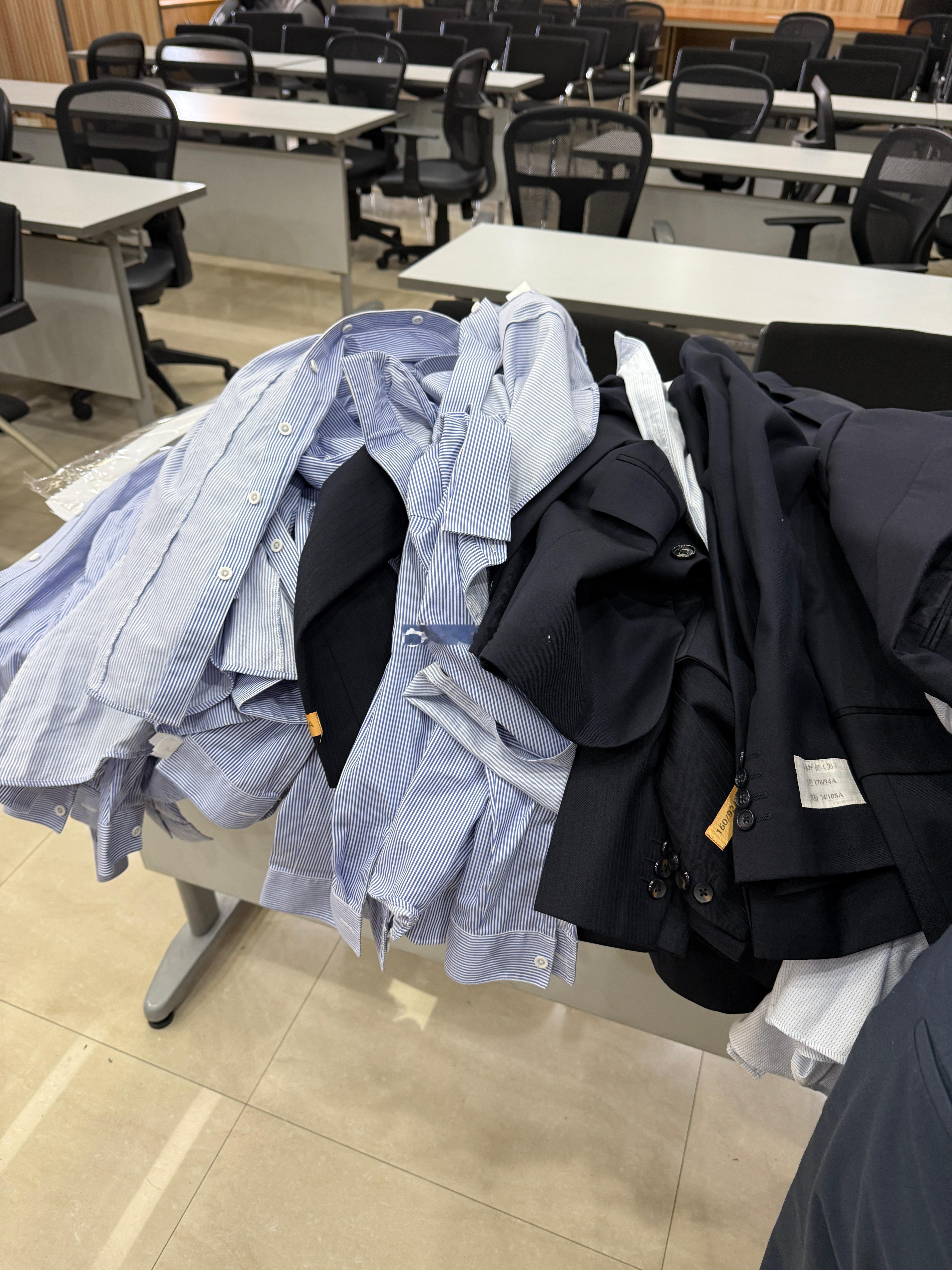 快乐就是这么简单今天单位量工作服尺寸 到时候定做工作装 负责测量的小姐姐给我量了