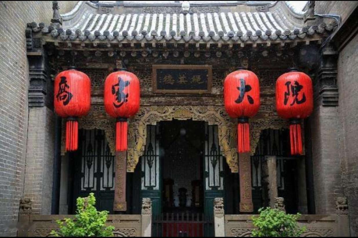 〔山西：乔家大院到底有啥好玩的？〕
 1. 看超级霸气的晋商大院建筑。
 整个院