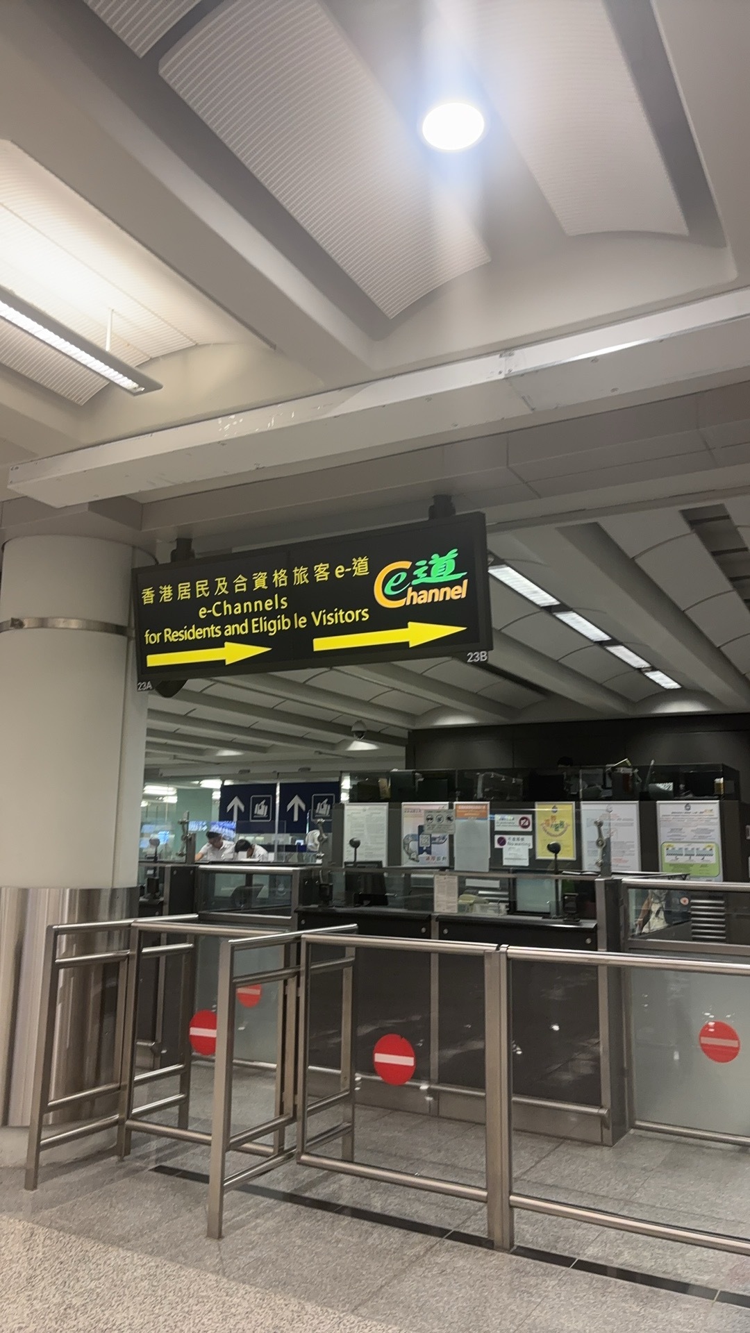 嗯嘟一上飞机昏睡过去 一睁眼怎么就到了 