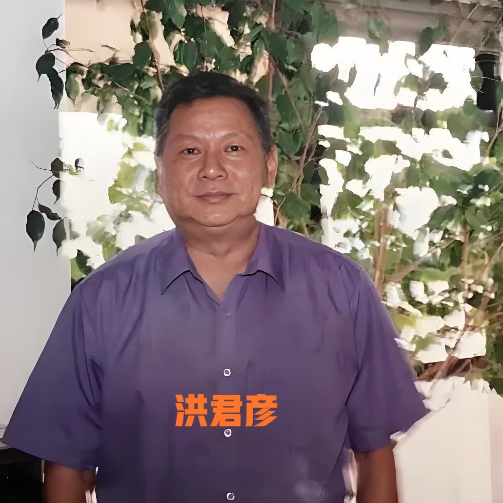 1993年，章含之首任丈夫、洪晃生父洪君彦于美国纽约留下一张温馨合影。彼时他已年