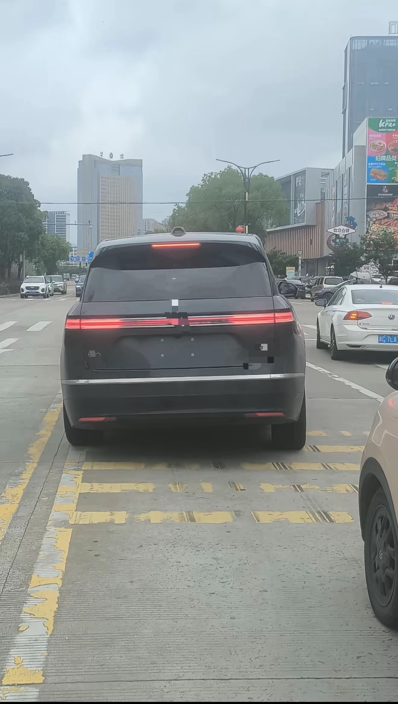 这大哥怎么逆行？没上牌为所欲为啊 （已马赛克品牌 与品牌无关 谴责个人行为） 