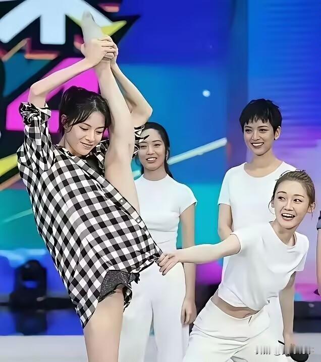 旁边那个女的为啥要拉衣角？
能看出亮点的人绝对是高手！