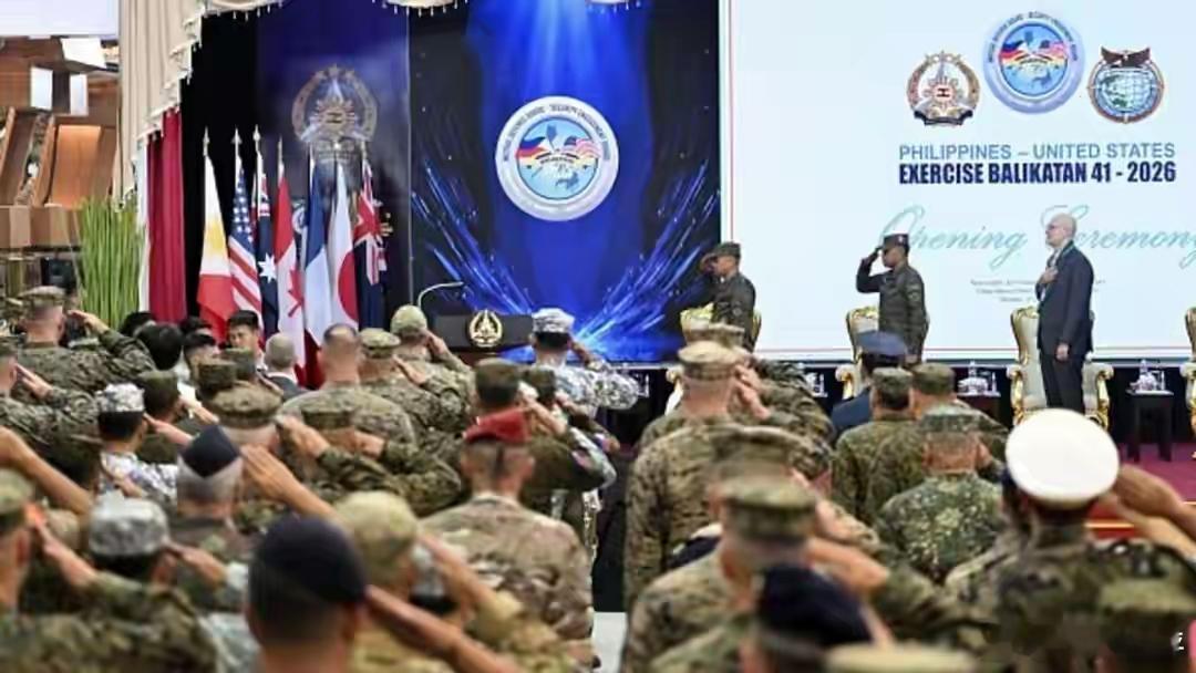 美菲联合军演，中国双舰齐聚南海布防！近日，西太平洋暗流涌动，局势紧张。美菲“肩并