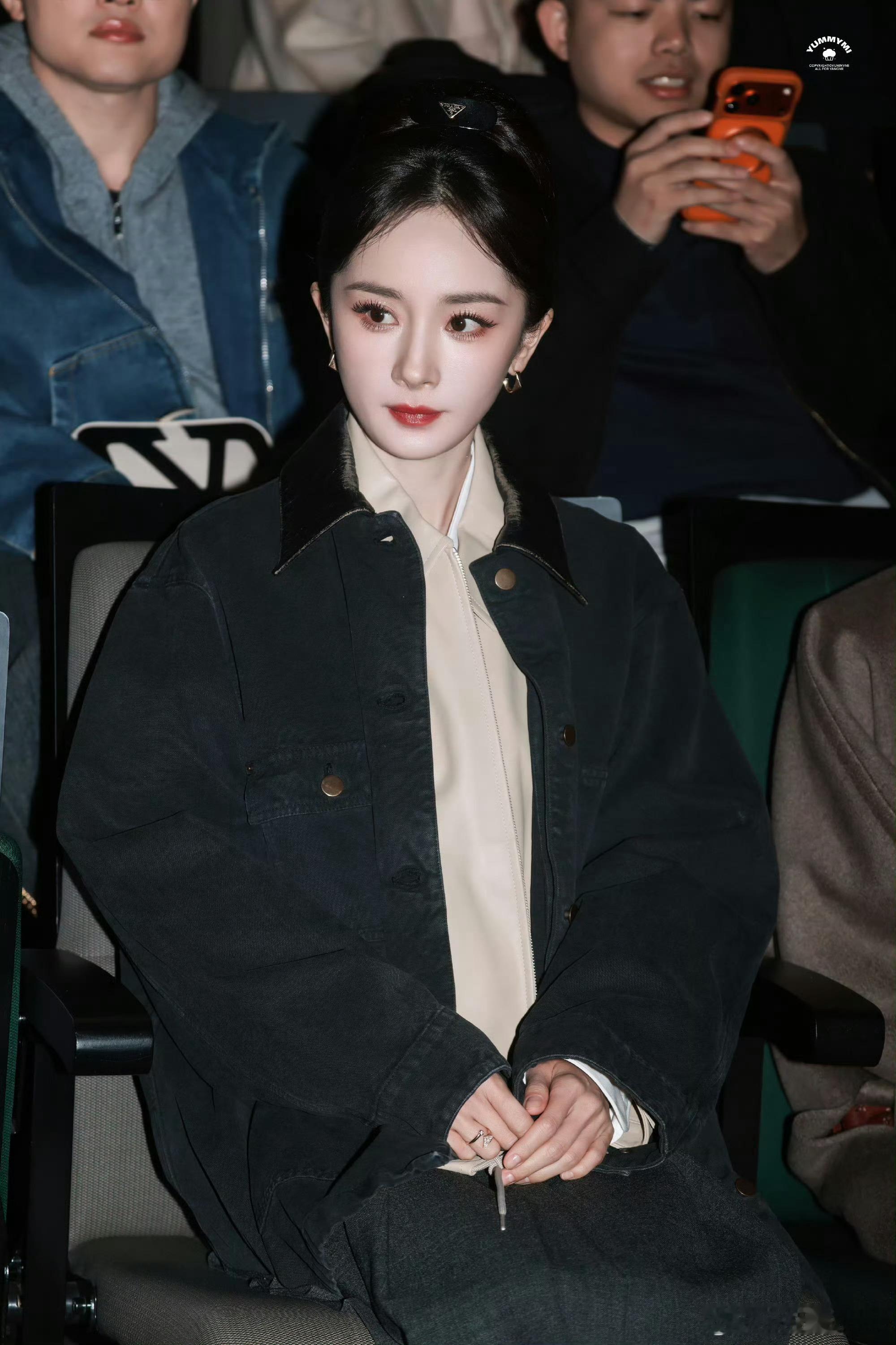 杨幂 我都僵硬了杨幂穿prada亮相线下活动 今天是贵气优雅的学院风，好想学习幂