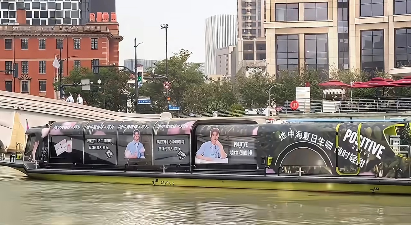沐浴在阳光下，感受生命的力量与美好，每天给自己一点阳光，让生活充满希望。无论前方
