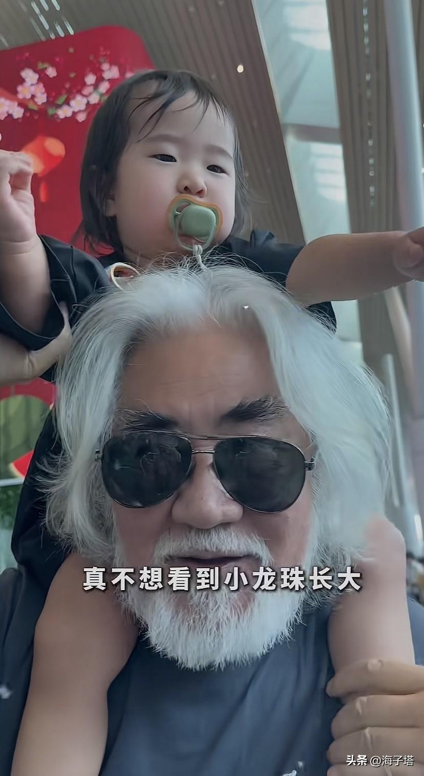 心疼张艺谋！
当年因为超生，张艺谋挨了罚！
现在多生是种鼓励！
名人多生有带动作