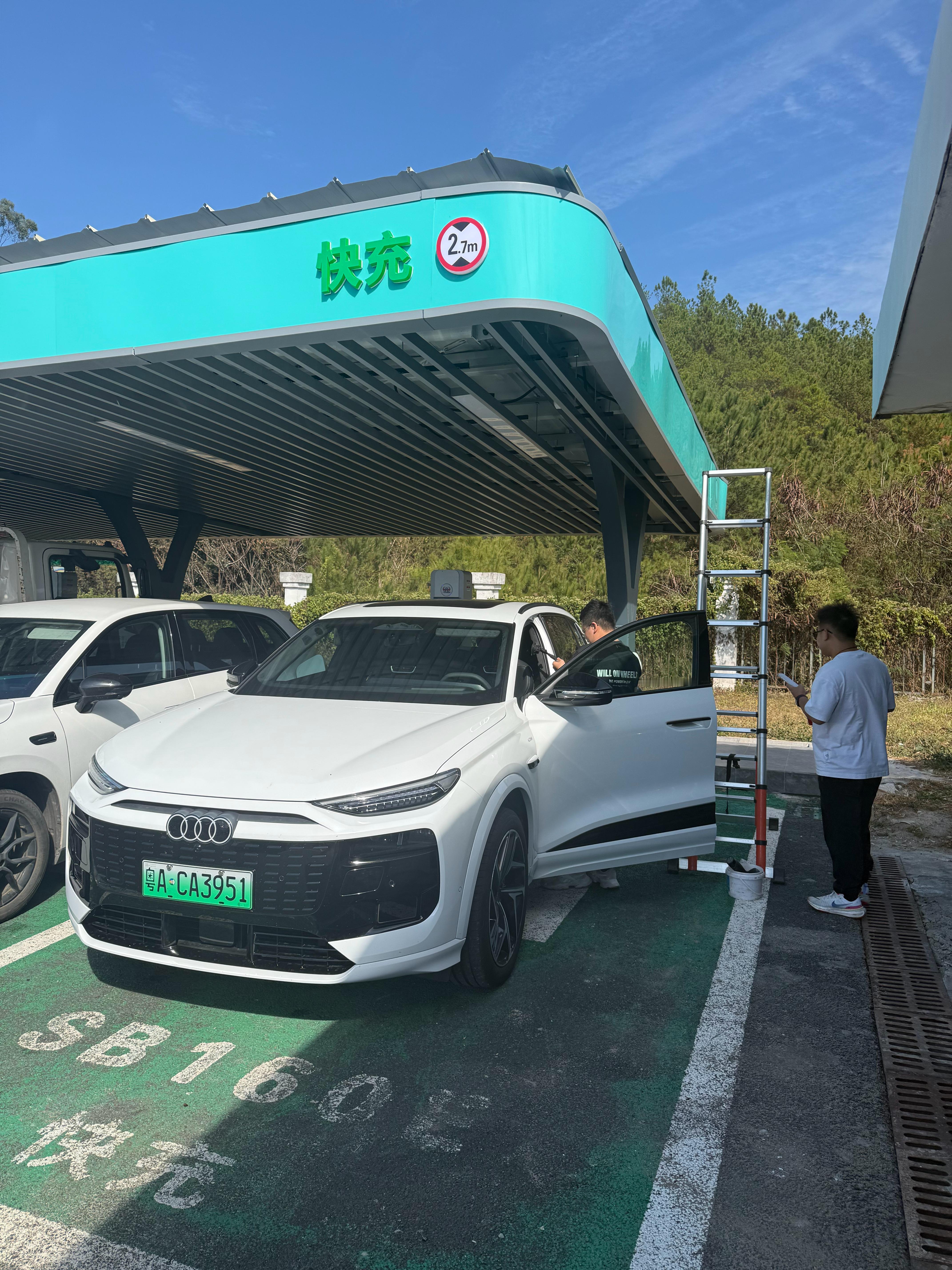 工作日的高速服务区，所有充电桩全满了。很难想象，周末出游…… 