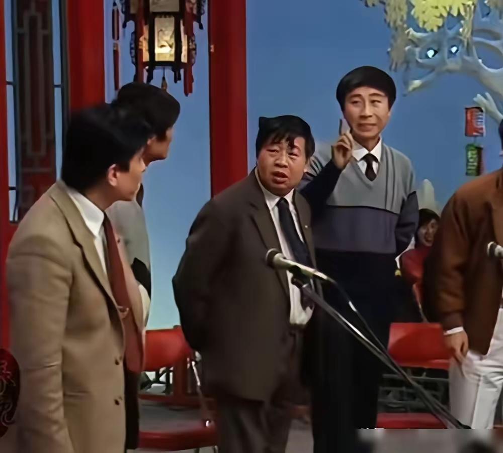 这段不轻松，
五官在争功，
师徒配合好，
一看乐其中。