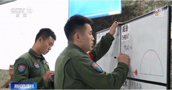 央视曝光：中国空军模拟8架歼-16“围猎”6架阵风。
 
央视军事这波报道，属实