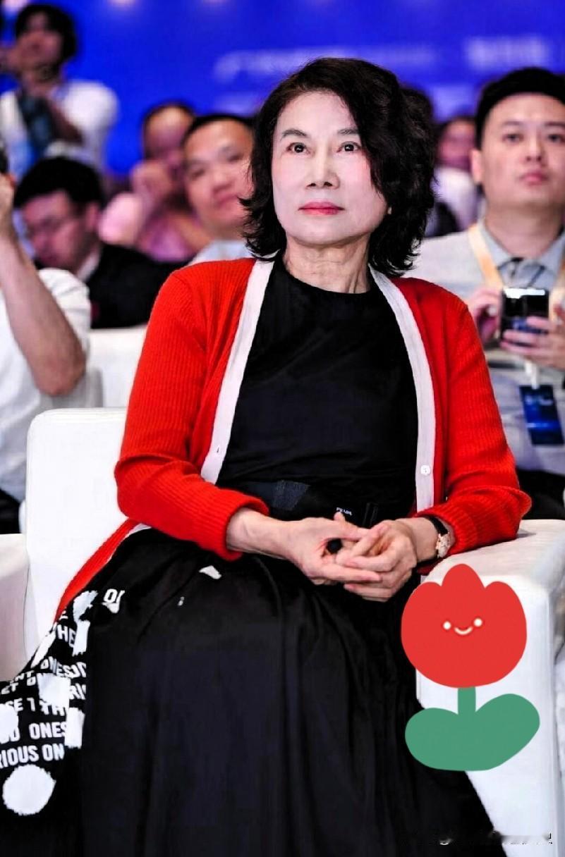 有些人后槽牙都要咬碎了！
美的签了，小米签了，海尔签了，唯独董明珠这脾气，直接把