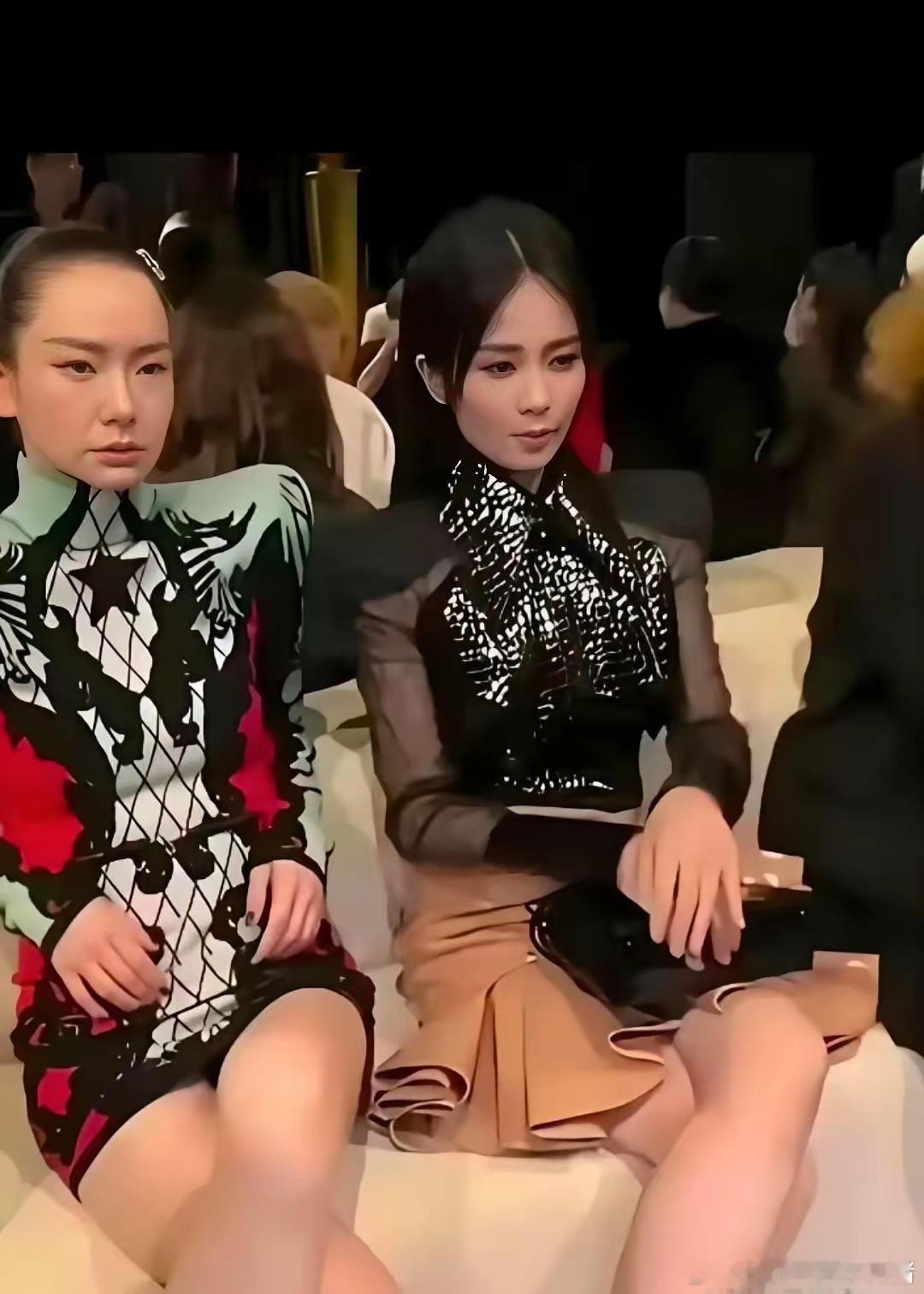 戚薇穿的这个衣服也太搞笑吧，你看旁边的白鹿都快憋不住要笑出来了！ 