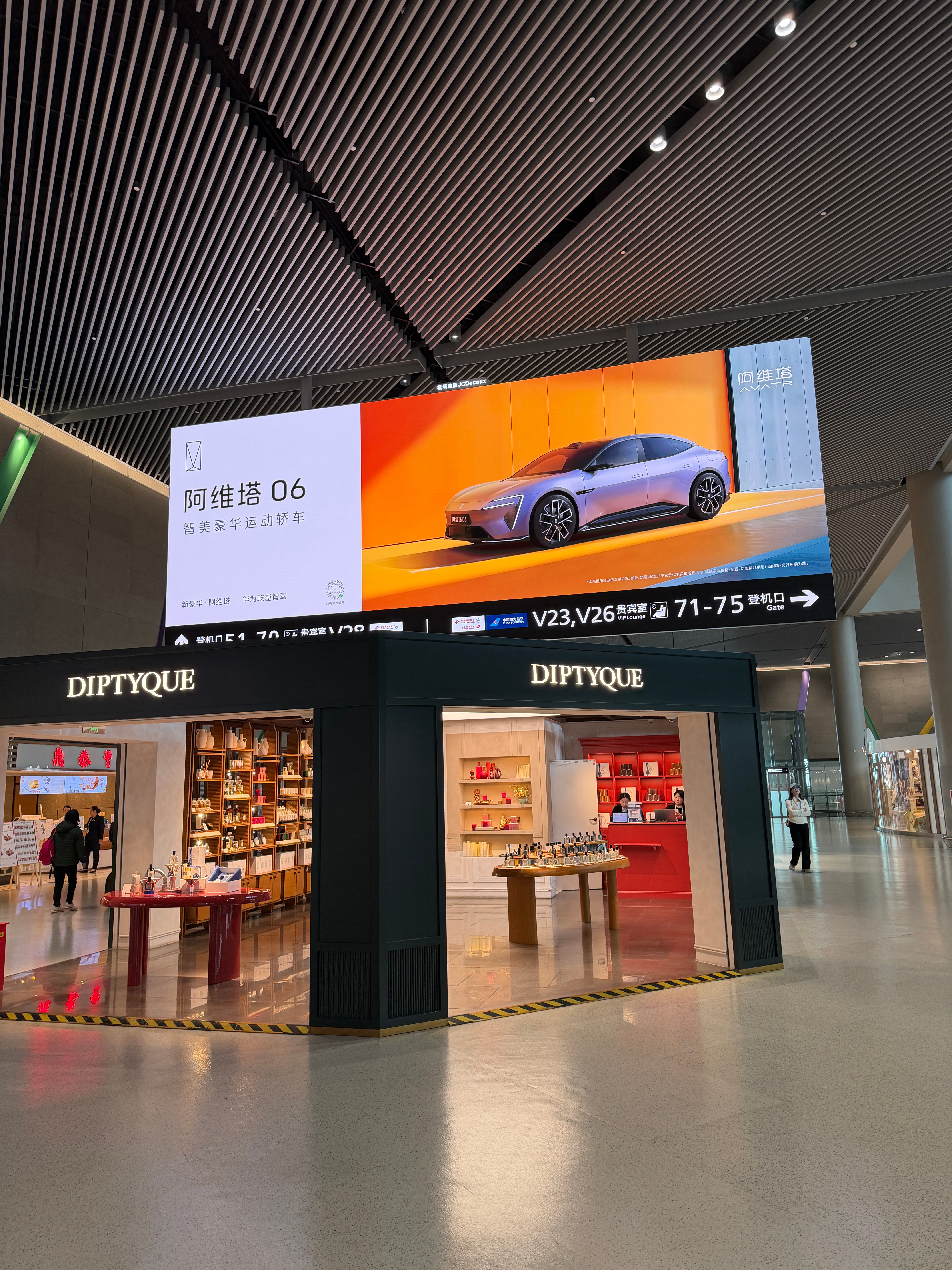 机场广告是门学问。广义来说，经常坐飞机的打工人，算是高净值用户了，可以消费贵的，